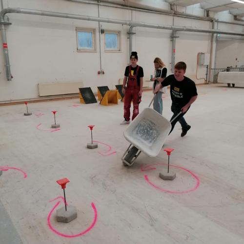 Schubkarren-Challenge am Parcours