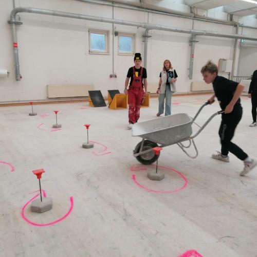 Schubkarren-Challenge am Parcours