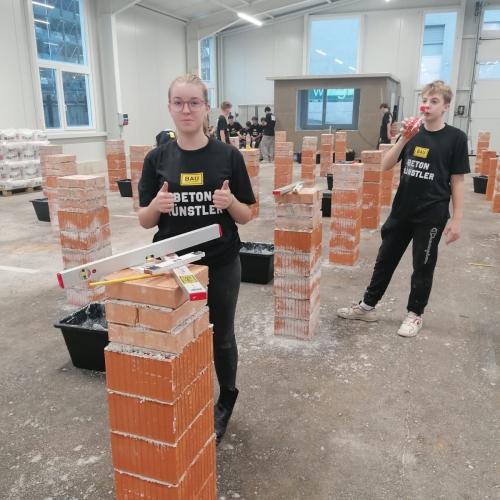Lara und Paul bei ihren "Mauerwerk"