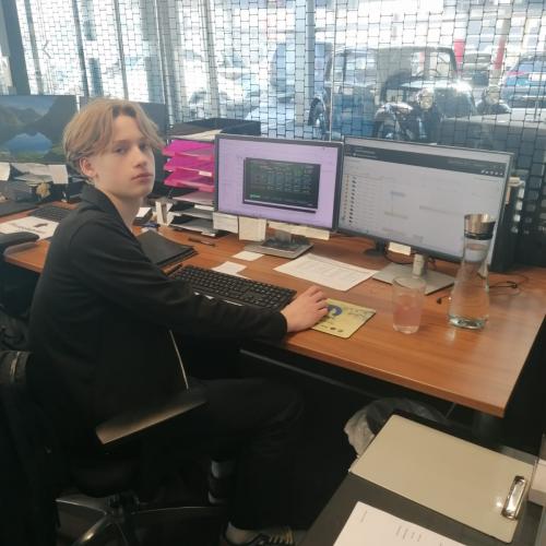 Büroarbeit beim Autohändler