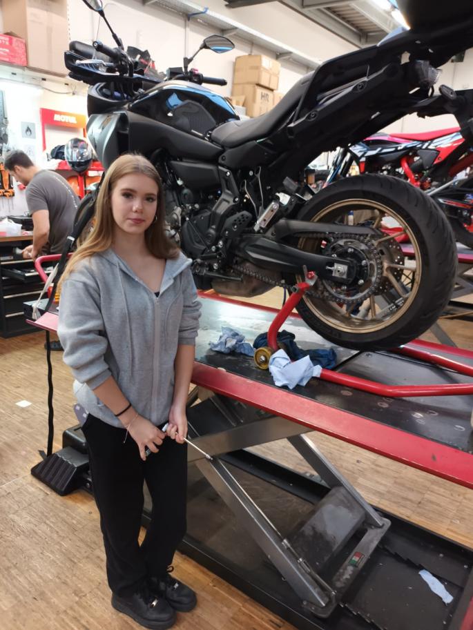 Emelie bei der Firma Zweirad Ginzinger