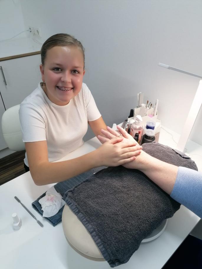 Julia als Kosmetikerin