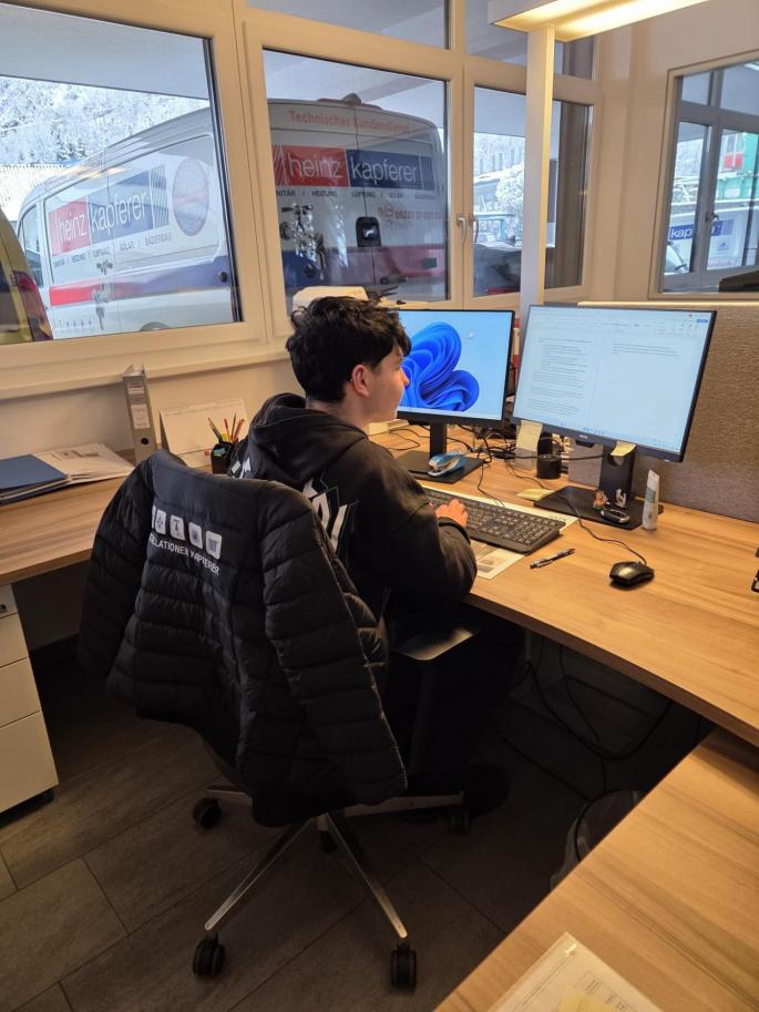 Büroarbeitein beim Installateur